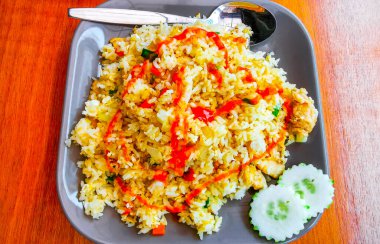 Güneydoğu Asya 'da Patong Sahili' nde Kathu Bölgesi Phuket Adası Eyaleti Tayland Eyaleti 'nde bir restoranda tavuklu pilav ve limonlu salatalık ve yumurta..