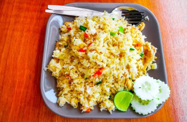 Güneydoğu Asya 'da Patong Sahili' nde Kathu Bölgesi Phuket Adası Eyaleti Tayland Eyaleti 'nde bir restoranda tavuklu pilav ve limonlu salatalık ve yumurta..