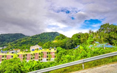 Panoramik manzara ve tropikal manzara dağları şehir silueti şehir ormanı ve doğa ile Patong Sahili 'nde mavi gökyüzü Kathu Phuket Adası Tayland, Güneydoğu Asya.