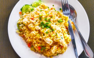 Güneydoğu Asya 'da Patong Sahili' nde Kathu Bölgesi Phuket Adası Eyaleti Tayland Eyaleti 'nde bir restoranda tavuklu pilav ve limonlu salatalık ve yumurta..