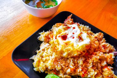 Güneydoğu Asya 'da Patong Sahili' nde Kathu Bölgesi Phuket Adası Eyaleti Tayland Eyaleti 'nde bir restoranda tavuklu pilav ve limonlu salatalık ve yumurta..