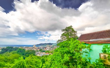 Güneydoğu Asya 'da Güney Tayland' da Patong Sahili Kathu Bölgesi Phuket Adası Güney Tayland 'da tropikal manzara, şehir ve plaj manzarası..