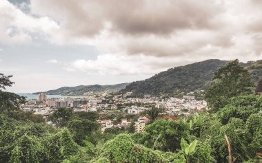 Güneydoğu Asya 'da Güney Tayland' da Patong Sahili Kathu Bölgesi Phuket Adası Güney Tayland 'da tropikal manzara, şehir ve plaj manzarası..
