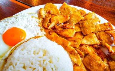 Güneydoğu Asya 'da Patong Sahili' nde Kathu Bölgesi Phuket Adası Eyaleti Tayland Eyaleti 'nde bir restoranda tavuklu pilav ve limonlu salatalık ve yumurta..