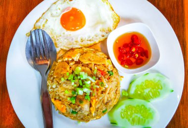 Güneydoğu Asya 'da Patong Sahili' nde Kathu Bölgesi Phuket Adası Eyaleti Tayland Eyaleti 'nde bir restoranda tavuklu pilav ve limonlu salatalık ve yumurta..