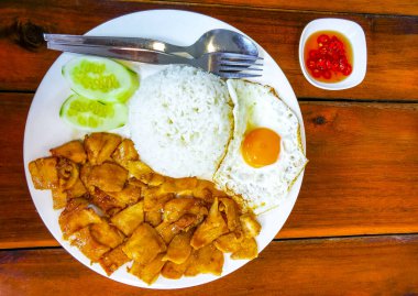 Güneydoğu Asya 'da Patong Sahili' nde Kathu Bölgesi Phuket Adası Eyaleti Tayland Eyaleti 'nde bir restoranda tavuklu pilav ve limonlu salatalık ve yumurta..