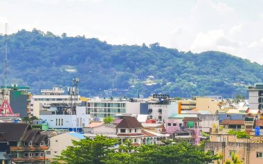 Panoramik manzara ve tropikal manzara dağları şehir silueti şehir ormanı ve doğa ile Patong Sahili 'nde mavi gökyüzü Kathu Phuket Adası Tayland, Güneydoğu Asya.
