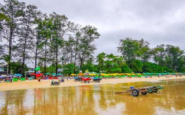 Kathu Phuket Tayland 20 numara. Ekim 2025 Patong Sahili sahil manzaralı gezinti turistleri açık mavi su dalgaları ve yeşil dağlar ve Patong Tayland 'daki palmiye ağaçları..