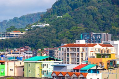 Panoramik manzara ve tropikal manzara dağları şehir silueti şehir ormanı ve doğa ile Patong Sahili 'nde mavi gökyüzü Kathu Phuket Adası Tayland, Güneydoğu Asya.