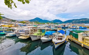 Angra dos Reis Rio de Janeiro Eyaleti 25 numara. Ekim 2020 Tropikal sahil sahili deniz manzaralı turkuaz yeşil su iskele limanı, Brezilya 'da yatları ve tekneleri olan Panorama..