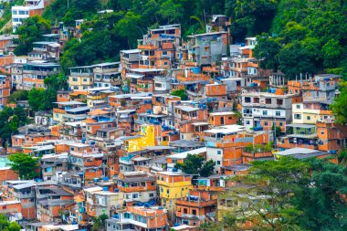 Rio de Janeiro Eyaleti Rio de Janeiro Brezilya 'da tropikal doğada gecekondu evleri olan dağ tepeleri..
