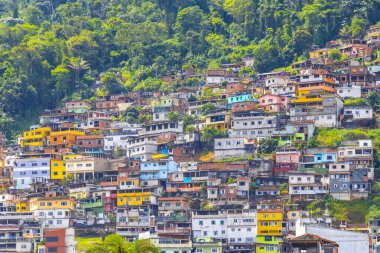 Dağlar, dağ tepeleri, kenar mahalleleri, tropikal doğada Angra dos Reis Rio de Janeiro Brezilya 'da evleri..