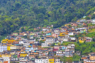 Dağlar, dağ tepeleri, kenar mahalleleri, tropikal doğada Angra dos Reis Rio de Janeiro Brezilya 'da evleri..