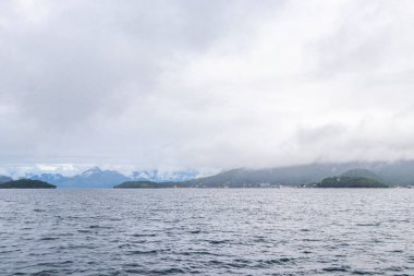 Rio de Janeiro Brezilya 'nın Angra dos Reis eyaletinde turkuvaz yeşili ve berrak su kayaları ve mavi gökyüzü ile tropik adalar adası sahili manzarası..