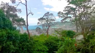 Panoramik manzara ve tropikal manzara dağları şehir silueti şehir ormanı ve doğa ile Patong Sahili 'nde mavi gökyüzü Kathu Phuket Adası Tayland, Güneydoğu Asya.