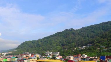 Kathu Phuket Tayland Ekim 2025 Panoramik manzara ve tropikal manzara dağları şehir silueti orman ve doğa Patong Sahili Phuket Tayland 'da mavi gökyüzü.