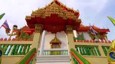 Kathu Bölgesi Phuket Adası 26. Tayland. Ekim 2025 Suwankeewong Tapınağı, Patong Sahili Phuket Adası Tayland 'da mavi bulutlu gökyüzü binaları inşa ediyor..