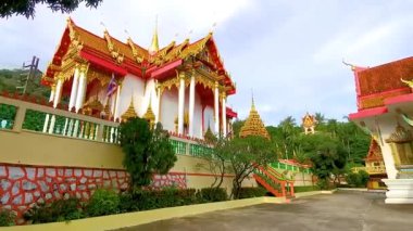 Kathu Bölgesi Phuket Adası 26. Tayland. Ekim 2025 Suwankeewong Tapınağı, Patong Sahili Phuket Adası Tayland 'da mavi bulutlu gökyüzü binaları inşa ediyor..