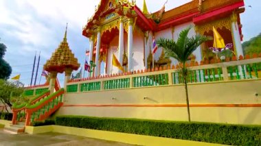 Kathu Bölgesi Phuket Adası 26. Tayland. Ekim 2025 Suwankeewong Tapınağı, Patong Sahili Phuket Adası Tayland 'da mavi bulutlu gökyüzü binaları inşa ediyor..