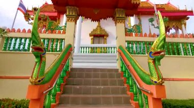 Kathu Bölgesi Phuket Adası 26. Tayland. Ekim 2025 Suwankeereewong Tapınağı Renkli yeşil naga ejderha yılan heykeli heykel heykel ve Patong Sahili Phuket Tayland merdivenleri.