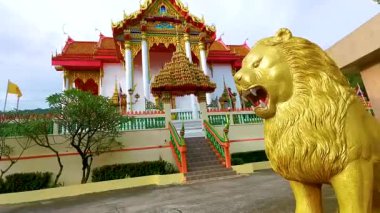 Kathu Bölgesi Phuket Adası 26. Tayland. Ekim 2025 Suwankeewong Tapınağı Altın Budist Aslan Heykelleri Patong Sahili Phuket Tayland heykel figürleri.