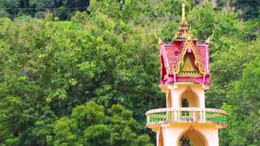 Kathu Bölgesi Phuket Adası Tayland Eyaleti Ekim 2025 Suwankeereewong Tapınağı Patong Sahili Phuket Adası Güney Tayland 'da kule inşa ediyor..