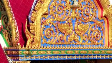 Kathu Bölgesi Phuket Adası Tayland Eyaleti Ekim 2025 Patong Sahili Phuket Adası Güney Tayland 'daki Suwankeereewong Tapınağı' nın altın Budist tapınaklarına giriş kapısı..