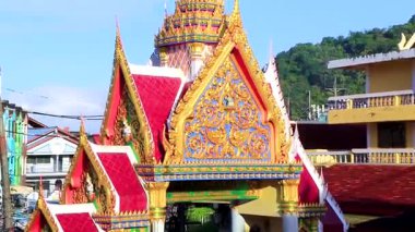 Kathu Bölgesi Phuket Adası Tayland Eyaleti Ekim 2025 Patong Sahili Phuket Adası Güney Tayland 'daki Suwankeereewong Tapınağı' nın altın Budist tapınaklarına giriş kapısı..