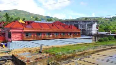 Kathu Bölgesi Phuket Adası Tayland Eyaleti 13. Ekim 2025 Güneydoğu Asya 'da Patong Plajı' ndaki eski balıkçı köyü Kathu Bölgesi Phuket Adası Bölgesi Güney Tayland.