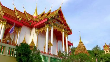 Kathu Bölgesi Phuket Adası Tayland Eyaleti Ekim 2025 Suwankeereewong Tapınağı Patong Sahili Phuket Adası Güney Tayland 'da kule inşa ediyor..