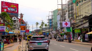 Kathu Phuket Tayland 10 numara. Ekim 2025 İnsanların arabalarıyla ünlü turist caddesi. Palmiye ağaçları. Patong Sahili Phuket Adası Tayland 'daki barlar ve restoranlar..