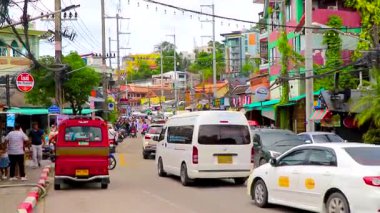 Kathu Phuket Tayland Ekim 2025 İnsanların arabalarıyla ünlü turistik cadde yolu Patong Plajı Phuket Adası Tayland 'daki barlar ve restoranlar.