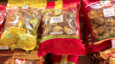 Kathu Bölgesi Phuket Adası Tayland 08. Haziran 2018 Güneydoğu Asya 'daki Patong Beach Kathu Phuket Eyaleti Tayland' da reyon ve raflarla dolu Büyük C süpermarketi.