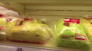 Kathu Bölgesi Phuket Adası Tayland 08. Haziran 2018 Güneydoğu Asya 'daki Patong Beach Kathu Phuket Eyaleti Tayland' da reyon ve raflarla dolu Büyük C süpermarketi.