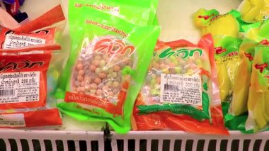 Kathu Bölgesi Phuket Adası Tayland 08. Haziran 2018 Güneydoğu Asya 'daki Patong Beach Kathu Phuket Eyaleti Tayland' da reyon ve raflarla dolu Büyük C süpermarketi.