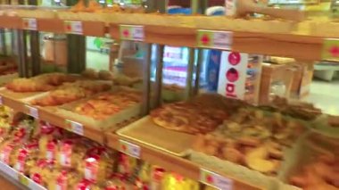 Kathu Bölgesi Phuket Adası Tayland 08. Haziran 2018 Güneydoğu Asya 'daki Patong Beach Kathu Phuket Eyaleti Tayland' da reyon ve raflarla dolu Büyük C süpermarketi.