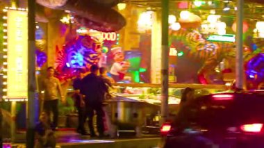 Kathu Bölgesi Phuket Adası Tayland Haziran 2018 Patong yürüyen sokak Bangla yolu Tiger Complex Hotel ve restoran inşa eden bar insanları ile Patong Plajı Phuket Tayland 'da turizm.