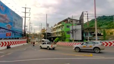 Kathu Phuket Tayland Ekim 2025 İnsanların arabalarıyla ünlü turistik cadde yolu Patong Plajı Phuket Adası Tayland 'daki barlar ve restoranlar.