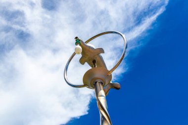 Kathu Phuket Tayland 13 numara. Ekim 2025, Güneydoğu Asya 'daki Patong Beach Kathu Bölgesi Phuket Adası Güney Tayland' da süslü yunus figürlü gri metal sokak lambası feneri..