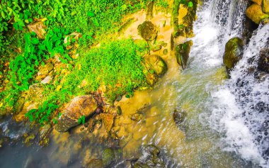 Wang Kee Oan Şelalesi, Güneydoğu Asya 'da Güney Tayland' da Patong Sahili Kathu Bölgesi Phuket Adası 'ndaki nehir suyu kayaları ve tropikal orman doğa ormanlarını taşır..