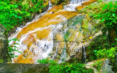 Wang Kee Oan Şelalesi, Güneydoğu Asya 'da Güney Tayland' da Patong Sahili Kathu Bölgesi Phuket Adası 'ndaki nehir suyu kayaları ve tropikal orman doğa ormanlarını taşır..