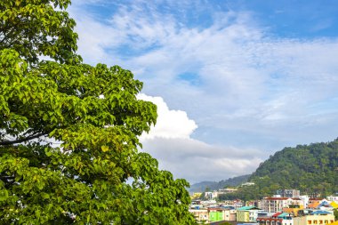Panoramik manzara ve tropikal manzara dağları şehir silueti şehir ormanı ve doğa ile Patong Sahili 'nde mavi gökyüzü Kathu Phuket Adası Tayland, Güneydoğu Asya.