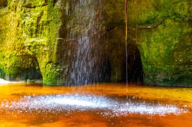 Şelale kireç taşı oluşumları ile mağara ve yağmur ormanları Gruta Palacio do Galo da Serra ve Gruta da önerdi in Presidente Figueiredo State of Amazonas Brezilya.