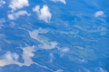 Amazon nehri Rio nehri Amazon eyaleti tropikal yağmur ormanı manzaralı uçakta..