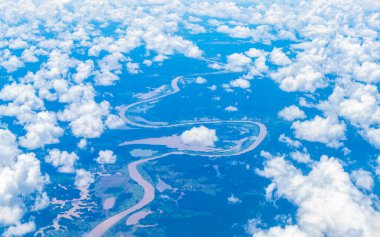 Amazon nehri Rio nehri Amazon eyaleti tropikal yağmur ormanı manzaralı uçakta..