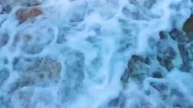 Çakıl taşlı kumsal kumları Güneydoğu Asya 'da Güney Tayland' da Güney Tayland 'da Patong Kalim Sahili Kathu Bölgesi' nde renkli deniz kabukları ve turkuaz mavisi berrak su deseni deseni taşır..