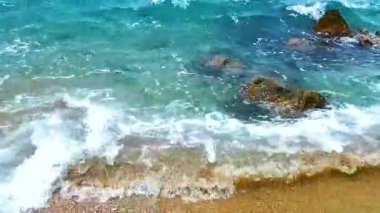 Rocky Kalim Plajı tropikal manzara manzarası turkuaz mavisi berrak su dalgaları ve kayalarla Patong Sahili Kathu Bölgesi Phuket Adası Güney Tayland.