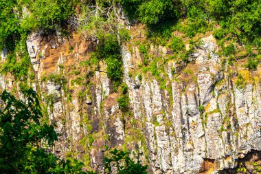 Foz do Iguacu Iguazu Şelalesi Şelaleleri tropikal doğa yağmur ormanı manzaralı çağlayan şelaleler ve Parana Brezilya ve Misiones Arjantin 'de turkuaz yeşil su.