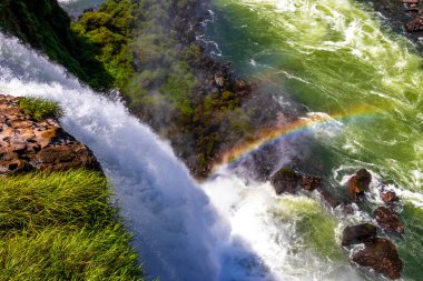 Foz do Iguacu Iguazu Şelalesi Şelaleleri tropikal doğa yağmur ormanı manzaralı çağlayan şelaleler ve Parana Brezilya ve Misiones Arjantin 'de turkuaz yeşil su.
