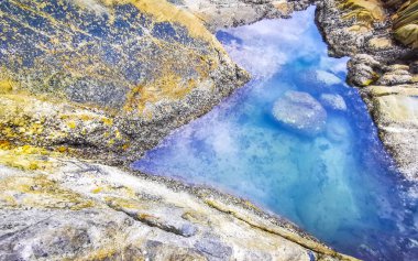 Rocky Kalim Plajı tropikal manzara manzarası turkuaz mavisi berrak su dalgaları ve kayalarla Patong Sahili Kathu Bölgesi Phuket Adası Güney Tayland.